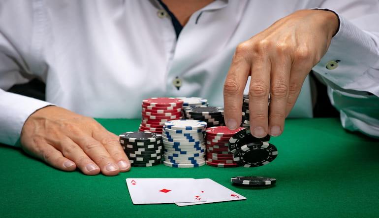 Sådan spiller og vinder du i ‘Three Card Poker’
