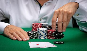Sådan spiller og vinder du i ‘Three Card Poker’