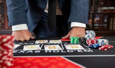 Sådan spiller du poker med jetoner derhjemme